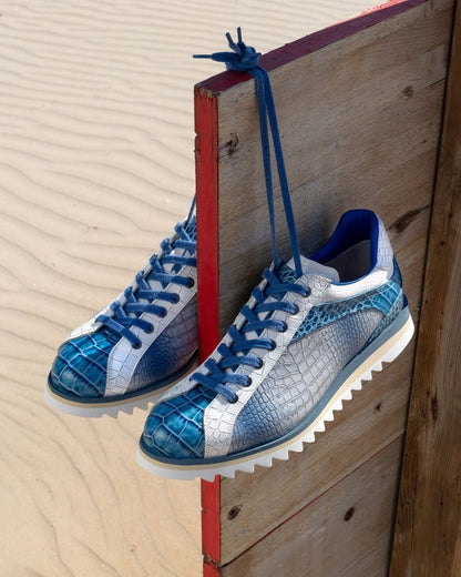 LORENZI Sneaker Herren blau/weiß - Kalbsleder mit Kroko-Prägung, handgefertigt. Lässig dekoriertes Schuhpaar an Schnürsenkeln. 