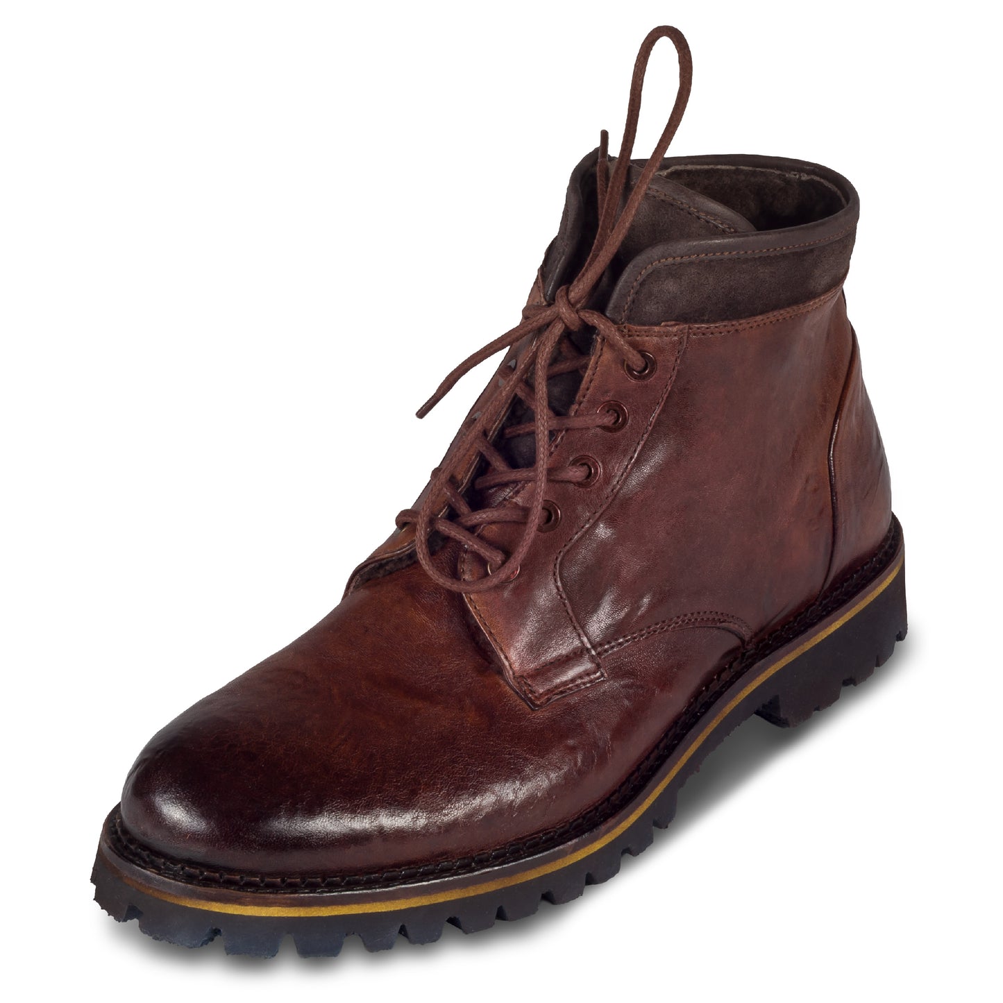 LORENZI Herren Stiefelette mit Lammfell in Braun. Aus Kalbsleder im stonewashed-Verfahren bearbeitet und  mit Reißverschluß. Wildleder am Schaft. Handgefertigt in Italien. Schräge Ansicht linker Schuh. Braune Schnürsenkel.