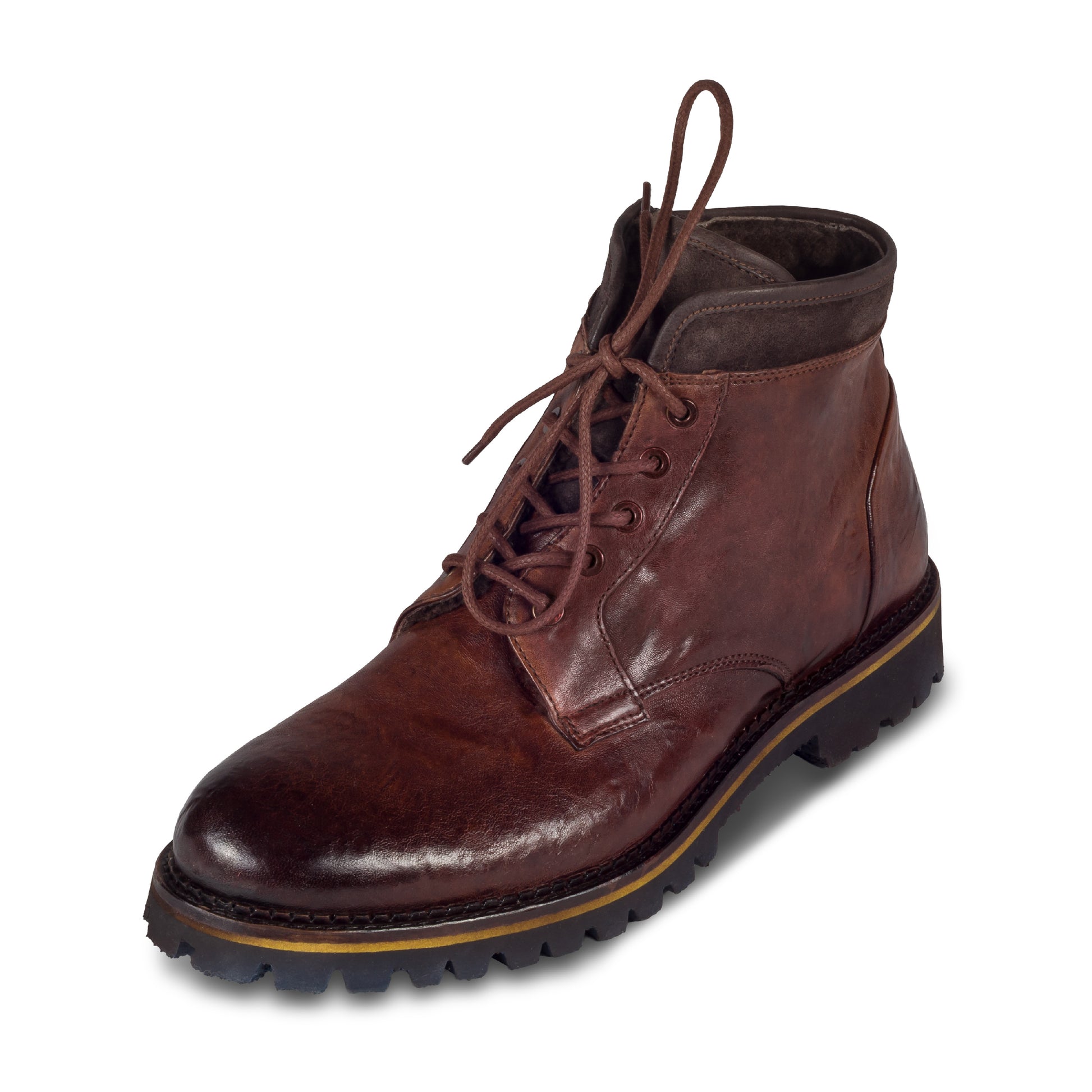 LORENZI Herren Stiefelette mit Lammfell in Braun. Aus Kalbsleder im stonewashed-Verfahren bearbeitet und  mit Reißverschluß. Wildleder am Schaft. Handgefertigt in Italien. Schräge Ansicht linker Schuh. Braune Schnürsenkel.