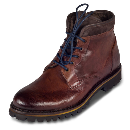 LORENZI Herren Stiefelette mit Lammfell in Braun. Aus Kalbsleder im stonewashed-Verfahren bearbeitet und  mit Reißverschluß. Wildleder am Schaft. Handgefertigt in Italien. Schräge Ansicht linker Schuh. Blaue Schnürsenkel.