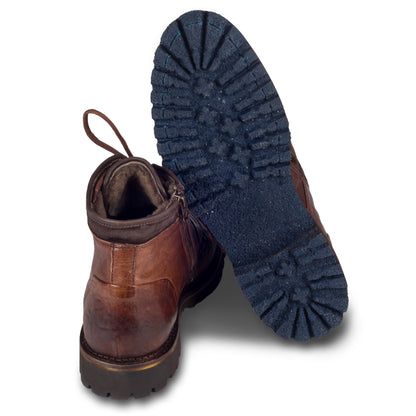 LORENZI Herren Stiefelette mit Lammfell in Braun. Aus Kalbsleder im stonewashed-Verfahren bearbeitet und  mit Reißverschluß. Wildleder am Schaft. Handgefertigt in Italien. Ansicht Sohle und Ferse