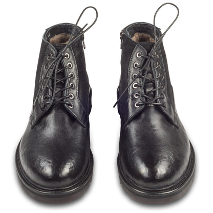 LORENZI Winterstiefelette Herren mit Lammfell & Reißverschluß. Schwarzes Glattleder mit Wildleder. Handgefertigt / durchgenäht in Italien. Paarweise Ansicht von vorne