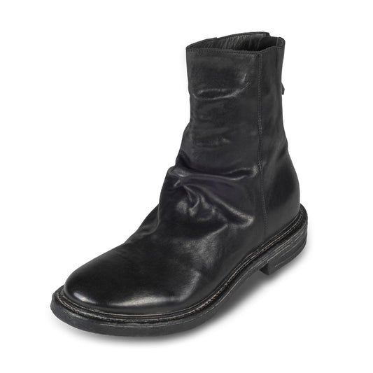 MOMA Stiefelette Herren mit Reißverschluß hinten, schwarzes Kalbsleder im used-Look mit Raffung am Schaft. Handgefertigt / durchgenäht in Italien. Schräge Ansicht linker Schuh
