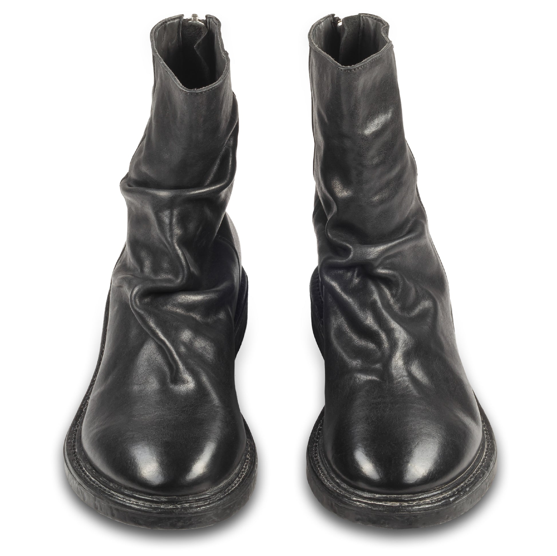 MOMA Stiefelette Herren mit Reißverschluß hinten, schwarzes Kalbsleder im used-Look mit Raffung am Schaft. Handgefertigt / durchgenäht in Italien. Paareweise Ansicht von vorne