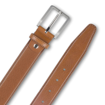Anzuggürtel Rindleder, mittelbraun/cognac, 3.5 cm breit, Schließe silber. Detailansicht Schließe und Gürtelende mit Löchern. Bei SISENTO