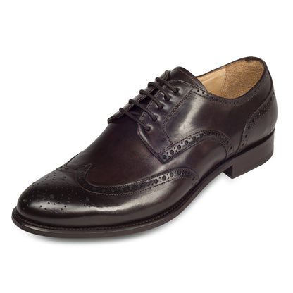 BRECOS Anzugschuhe | Full-Brogue Derby Budapester-Stil dunkelbraun, Kalbsleder. Ansicht schräg linker Schuh