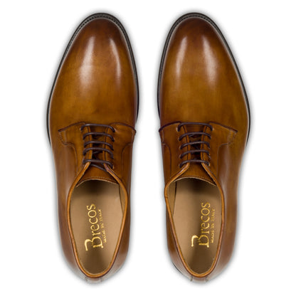 Brecos - Durchgenähter Plain Derby cognac braun, paarweise Draufsicht aus angezogener Perspektive am Fuß