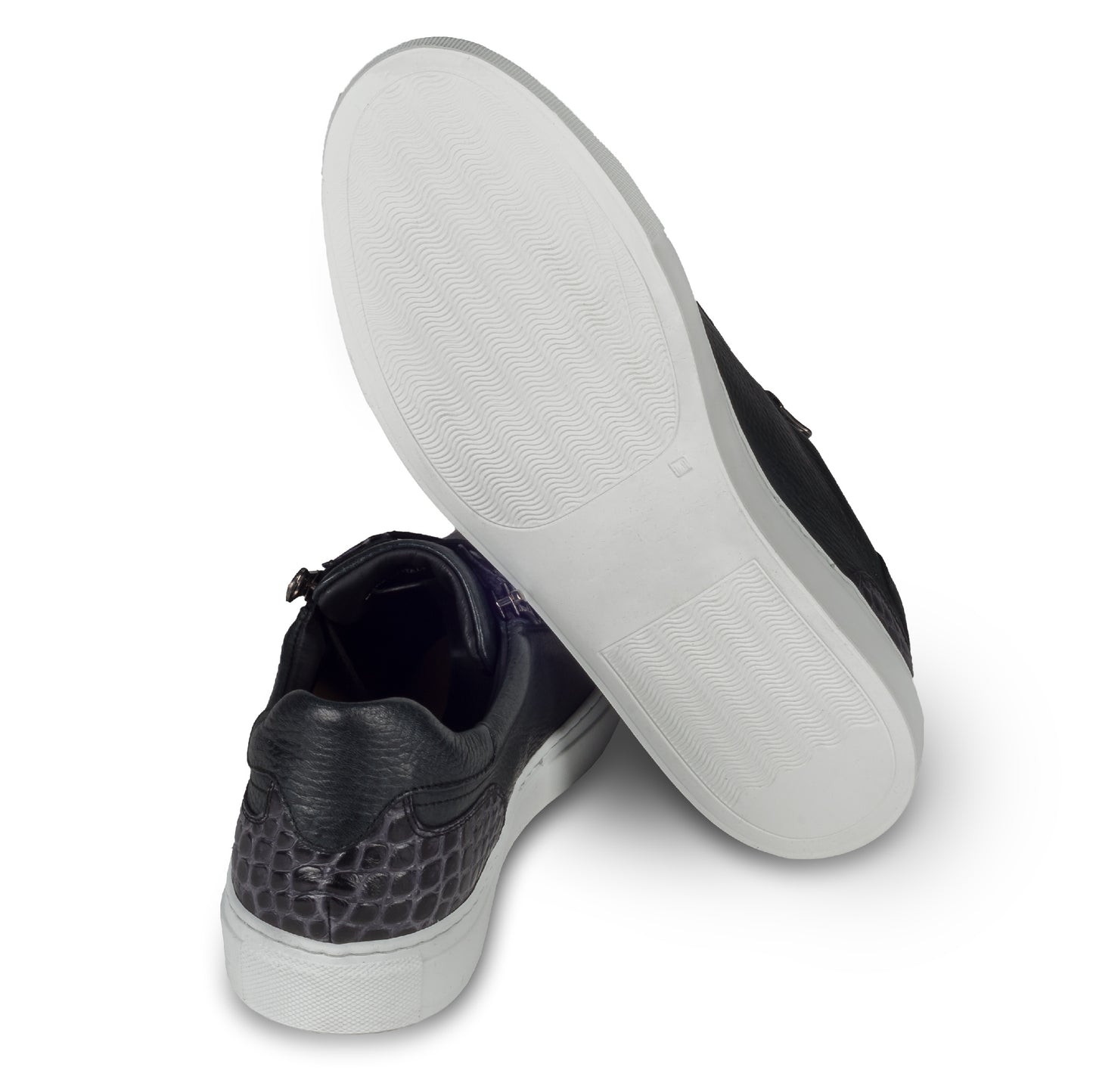 Lorenzi Italienische Herren Kalbsleder Sneaker in schwarz mit Kroko-Optik und weißer Sohle. Handgefertigt. Ansicht der Ferse und Sohlenunterseite.