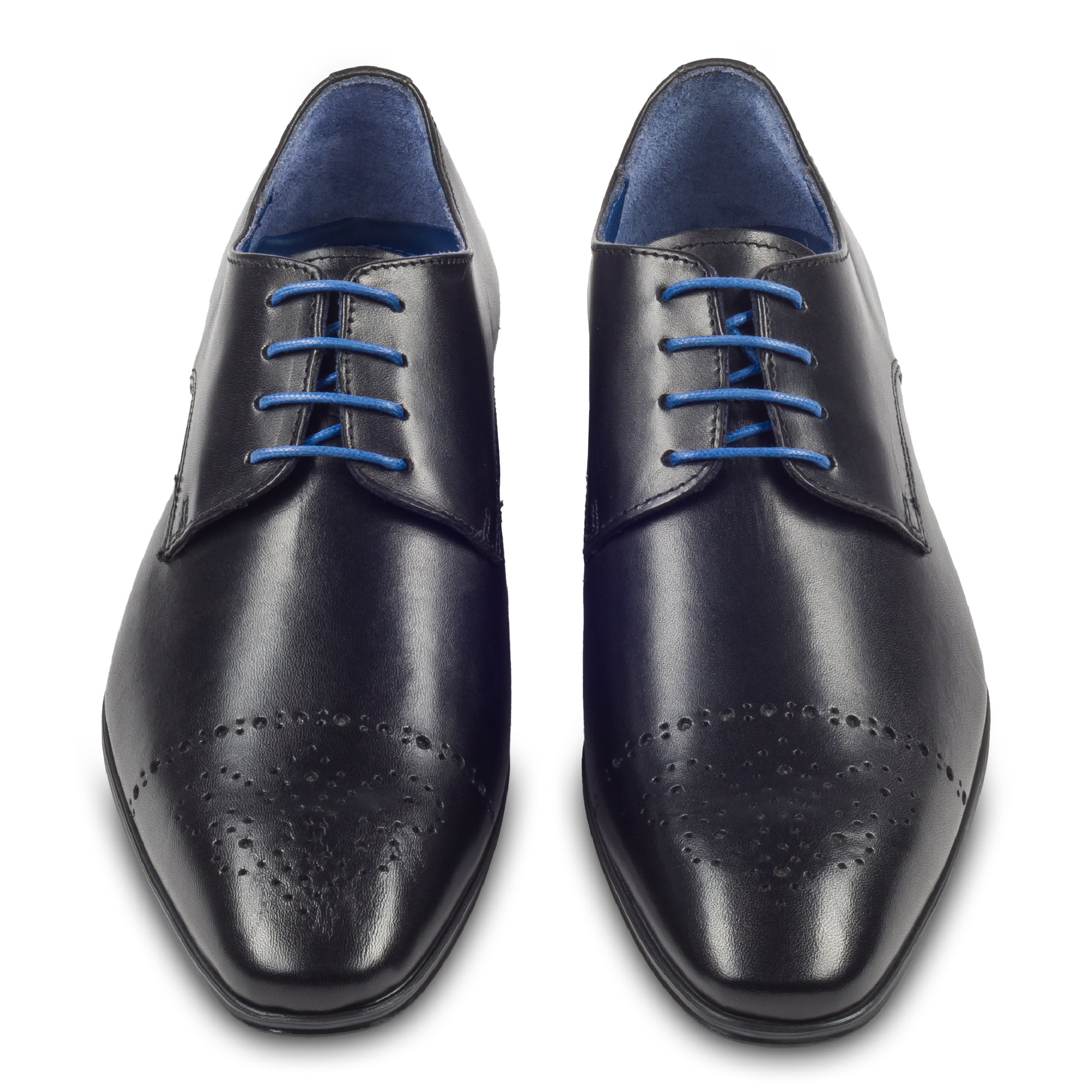 Nicola Benson Anzugschuh, Derby in schwarz mit moderner Lyralochung. Ansicht paarweise von vorne