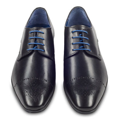 Nicola Benson Anzugschuh, Derby in schwarz mit moderner Lyralochung. Ansicht paarweise von vorne