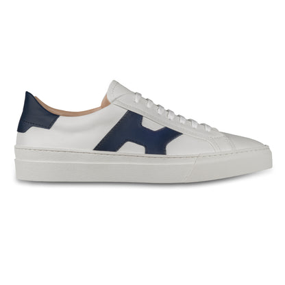 Rossano Bisconti – Italienische Herren Sneaker in weiß, mit blauen Applikationen im Santoni Style. Aus Kalbsleder mit weißer Sohle. Handgefertigt. Seitliche Ansicht der Außenseite rechter Schuh.