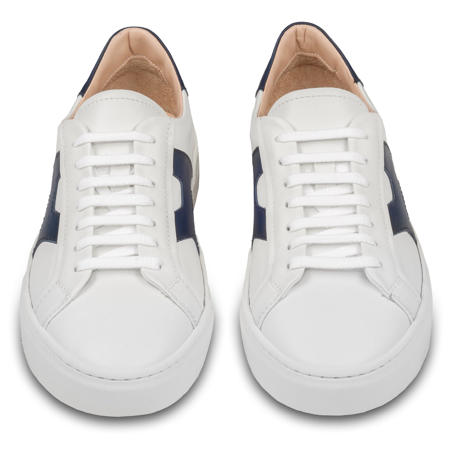 Rossano Bisconti – Italienische Herren Sneaker in weiß, mit blauen Applikationen im Santoni Style. Aus Kalbsleder mit weißer Sohle. Handgefertigt. Paarweise Ansicht von vorne.