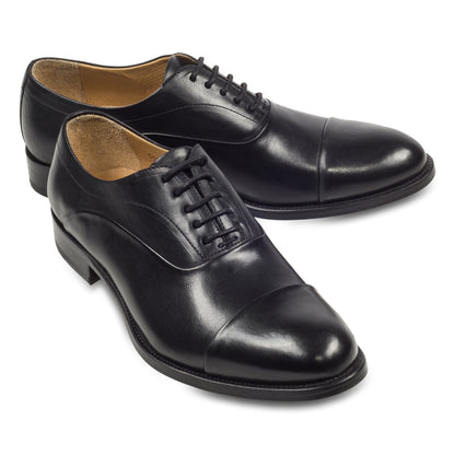 BRECOS Anzugschuhe Herren, Oxford Captoe Schnürer schwarz - Kalbsleder, durchgenäht. Made in Italy. Paarweise lässig stehend.