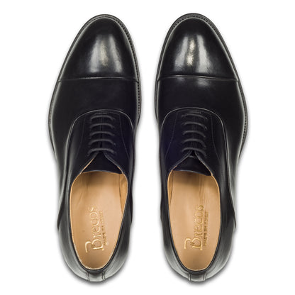 BRECOS Anzugschuhe Herren, Oxford Captoe Schnürer schwarz - Kalbsleder, durchgenäht. Made in Italy. Paarweise Draufsicht von oben.