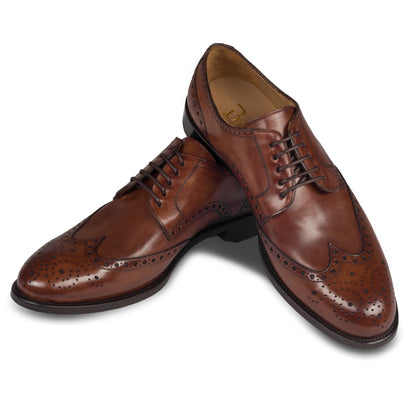 BRECOS Anzugschuhe | Full-Brogue Derby im Budapester-Stil braun, Durchgenäht. Paarweise Ansicht Schuhe überkreuzt aufgestellt. Bei Sisento.