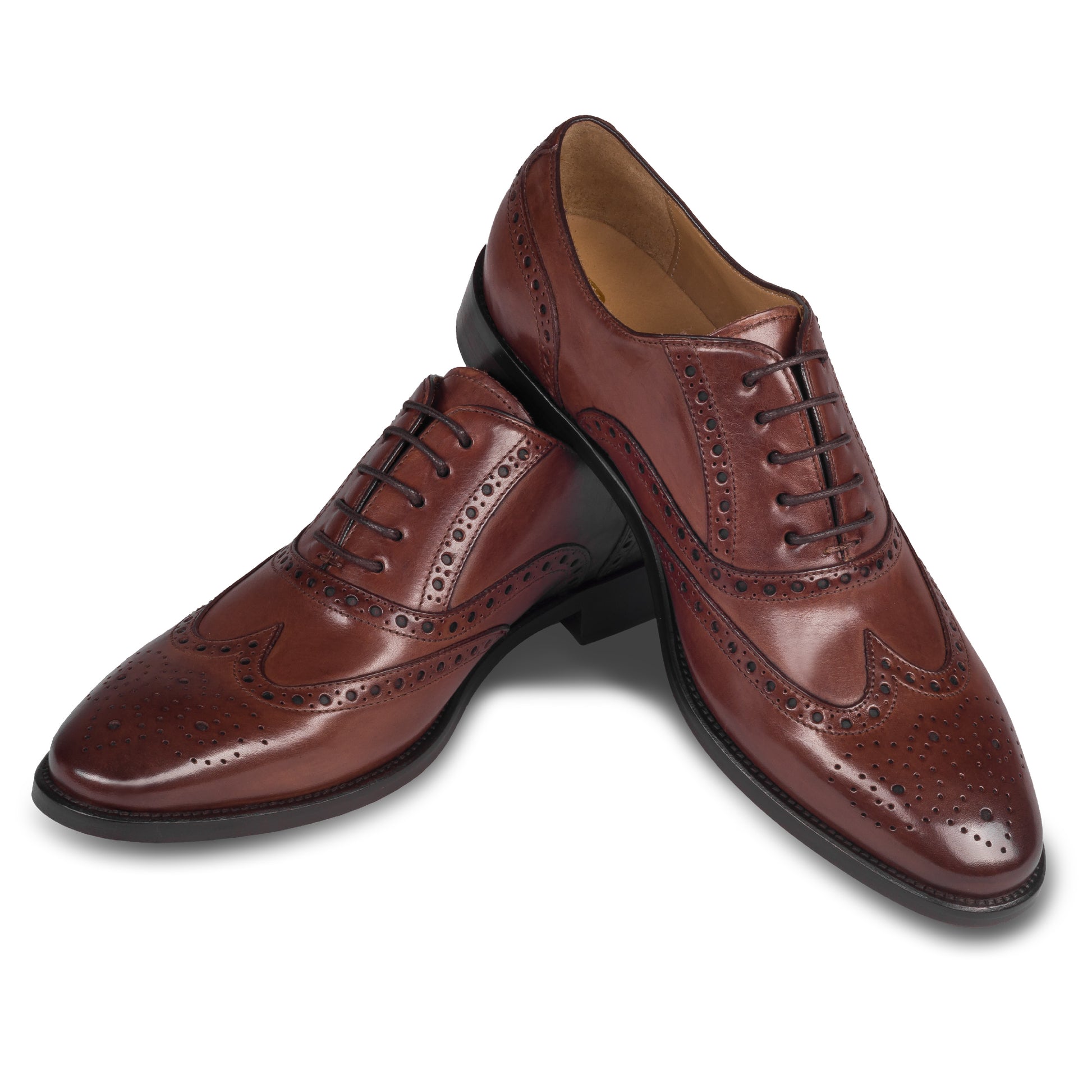 BRECOS Anzugschuhe, Brogue Oxford im Budapester-Stil in mittelbraun, Durchgenäht. Paarweise Ansicht Schuhe überkreuzt aufgestellt