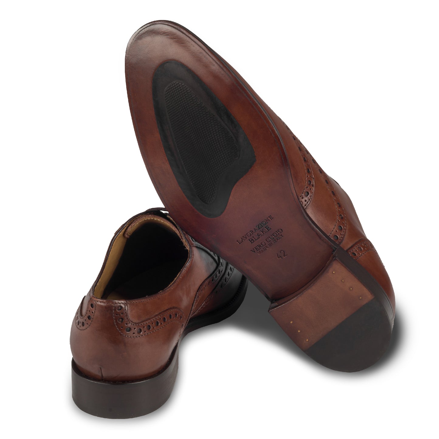BRECOS Anzugschuhe, Brogue Oxford im Budapester-Stil in mittelbraun, Durchgenäht. Ansicht der Ferse und Sohlenunterseite. Bei Sisento.