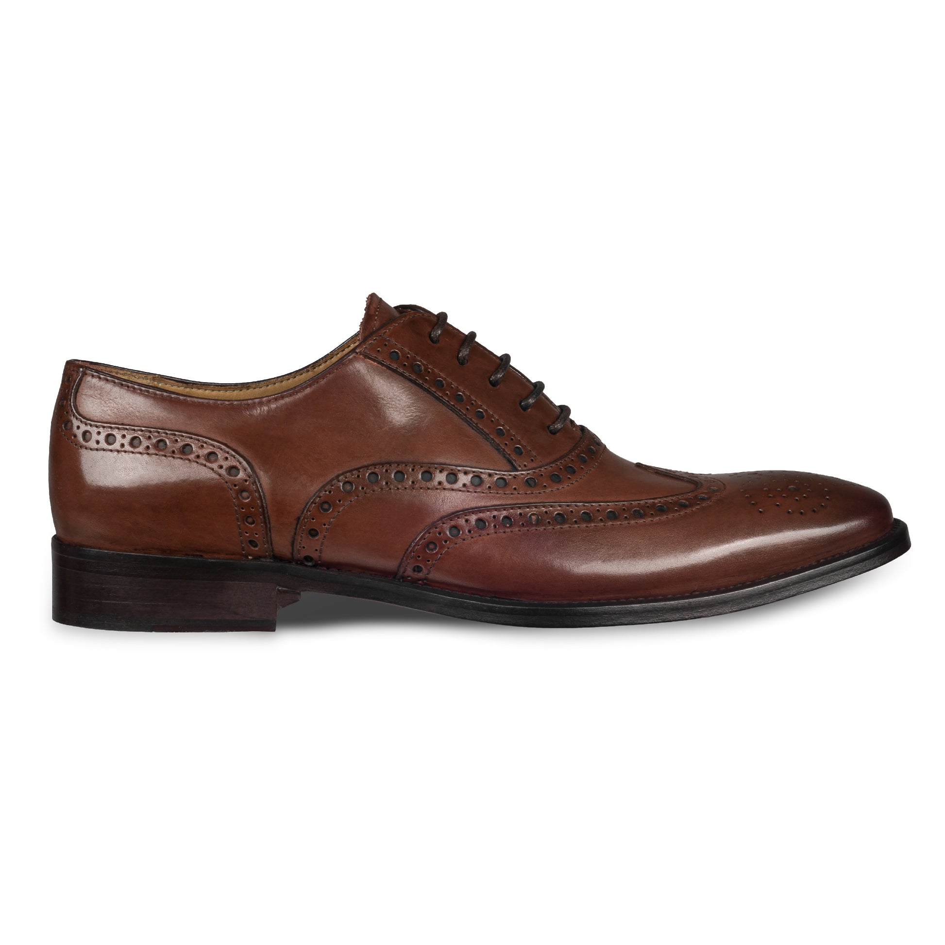 BRECOS Anzugschuhe, Brogue Oxford im Budapester-Stil in mittelbraun, Durchgenäht. Seitliche Ansicht der Außenseite rechter Schuh. Bei Sisento.