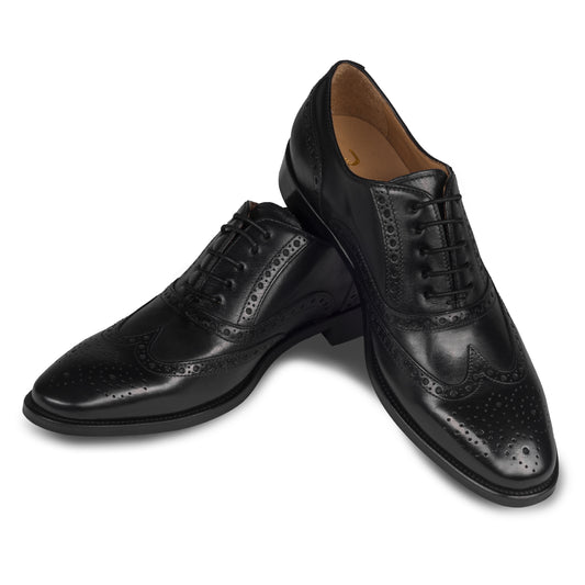 BRECOS Anzugschuhe, Brogue Oxford im Budapester-Stil in schwarz, Durchgenäht. Paarweise Ansicht Schuhe überkreuzt aufgestellt. Bei Sisento.