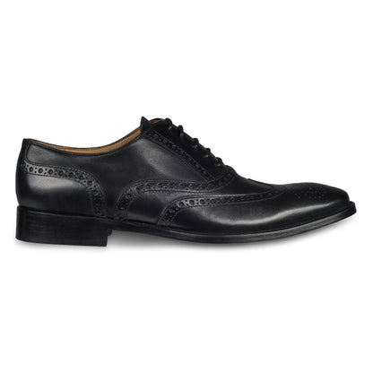 BRECOS Anzugschuhe, Brogue Oxford im Budapester-Stil in schwarz, Durchgenäht. Seitliche Ansicht der Außenseite rechter Schuh. Bei Sisento.