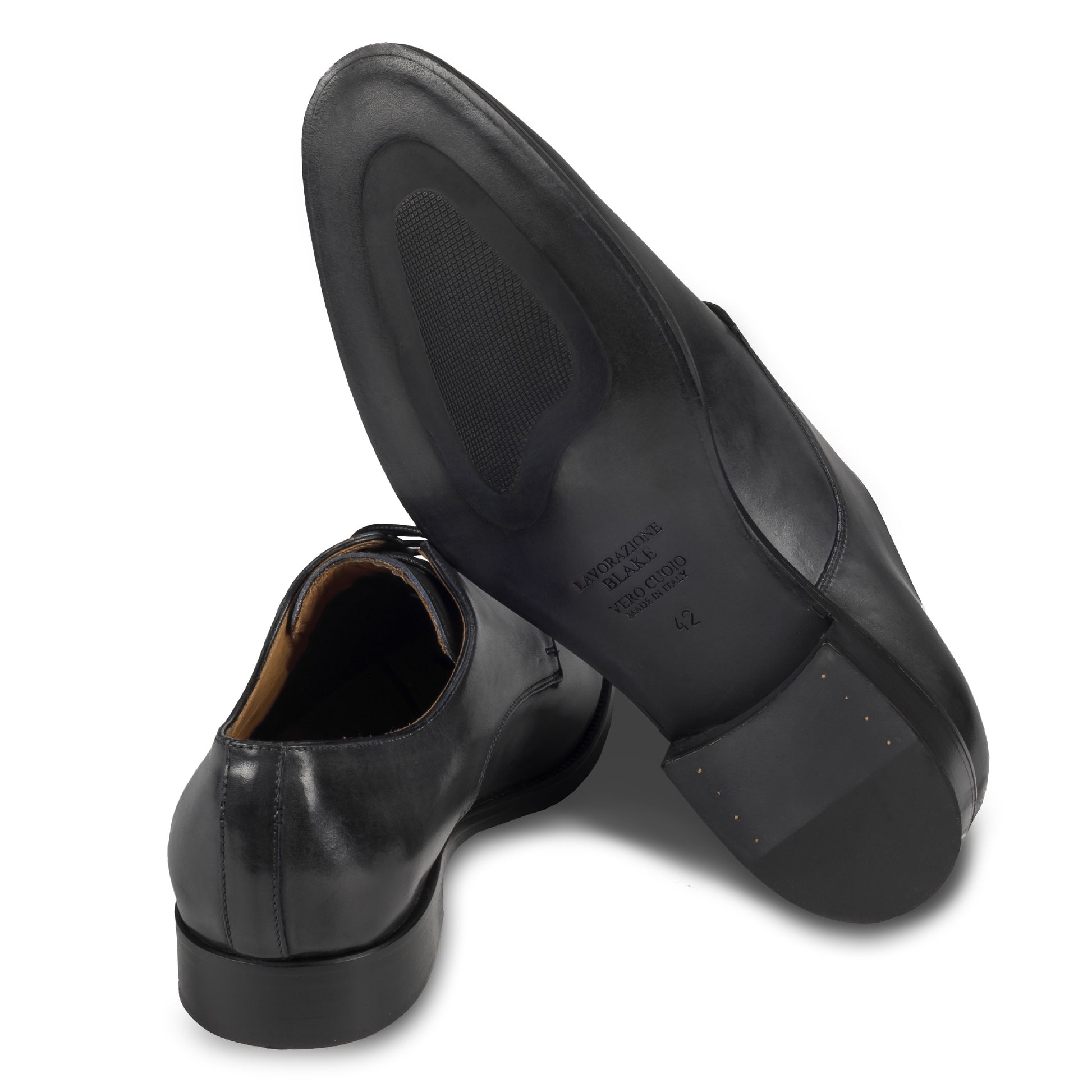 BRECOS – Italienische Herren Anzugschuhe, Plain Derby Schnürer in dunkel grau. Handgefertigt und durchgenäht. Ansicht der Ferse und Sohlenunterseite.