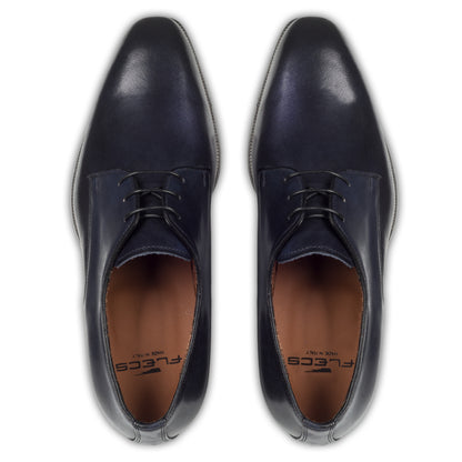 Anzugschuhe von Flecs, Plain Derby Schnürer in dunkelblau, durchgenäht. Paarweise eigene Draufsicht aus angezogener Perspektive. Bei Sisento.