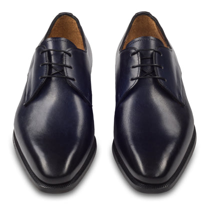 Anzugschuhe von Flecs, Plain Derby Schnürer in dunkelblau, durchgenäht. Paarweise Ansicht von vorne. Bei Sisento.