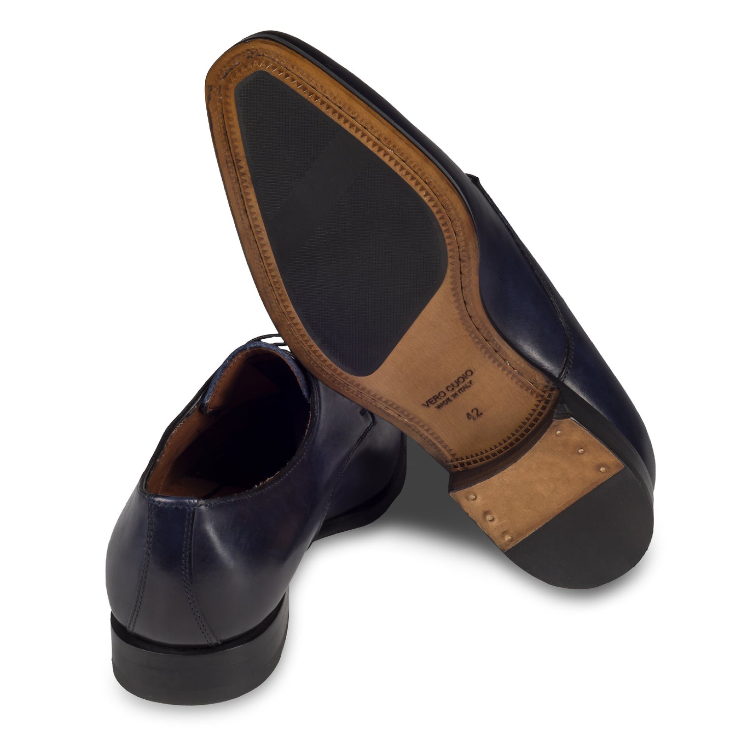 Anzugschuhe von Flecs, Plain Derby Schnürer in dunkelblau, durchgenäht. Ansicht der Ferse und Sohlenunterseite. Bei Sisento.